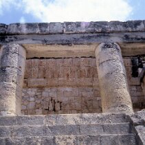 Temple de l'Homme barbu (Templo del Hombre Barbado), situé sur la plateforme nord du Grand Jeu de balle du site archéologique de Chichén Itzá, dans le Yucatán, au Mexique null