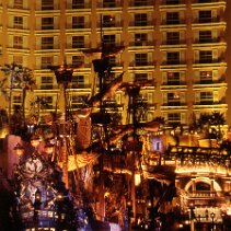 Devant l'hôtel un port factice 'corsaire' reconstitué null
